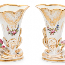 זוג אגרטלי פורצלן צרפתיים עתיקים Old Paris מעוטרים ציורי יד באמייל ובזהב