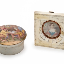 שלושה חפצי נוי עתיקים שונים