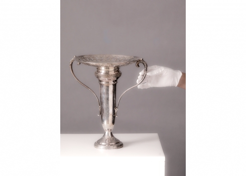 סנטר פיס, עשוי מתכת מצופה כסף, תיקון לבסיס של ידית אחת, חתום