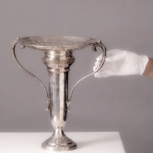 סנטר פיס, עשוי מתכת מצופה כסף, תיקון לבסיס של ידית אחת, חתום