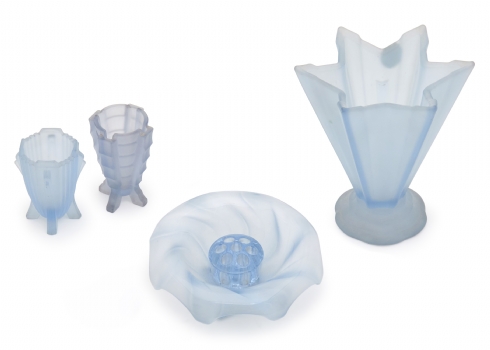 ארבעה פריטי ארט דקו מזכוכית כחולה מט (Frosted Glass)