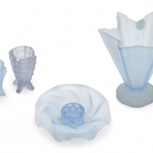 ארבעה פריטי ארט דקו מזכוכית כחולה מט (Frosted Glass)