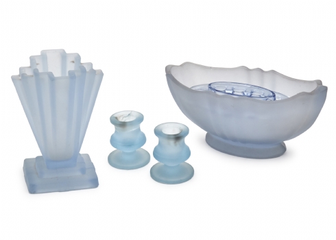 שלושה פריטי ארט דקו מזכוכית כחולה מט (Frosted Glass)