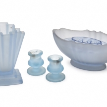 שלושה פריטי ארט דקו מזכוכית כחולה מט (Frosted Glass)