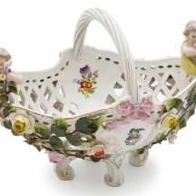 כלי פורצלן גרמני עתיק מתוצרת: 'סיטזנדורף' (Sitzendorf), מעוצב בצורת סלסלה