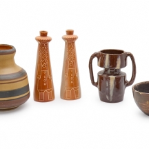 חמישה כלי קרמיקה חלקם ישראלים (ישראליאנה), זוג הפמוטים מתוצרת פלקרמיק וחתומים