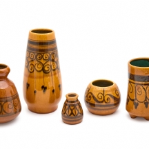 חמישה חפצי קרמיקה ישראלים מתוצרת: 'בית היוצר', מעוטרים וחתומים