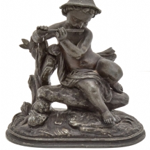 פסל פיוטר עתיק, מהמאה ה-19, בדמות ילד מחלל על סלע, צבוע בצביעה קרה שחורה