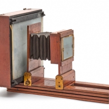 מצלמה צרפתית עתיקה ללא עדשה, מהמאה ה-19 עשוי עץ והתקני פליז