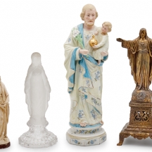 ארבעה פסלים נוצרים עשויים ביסקוויט צבוע, נחושת, חומר יצוק  וזכוכית יצוקה