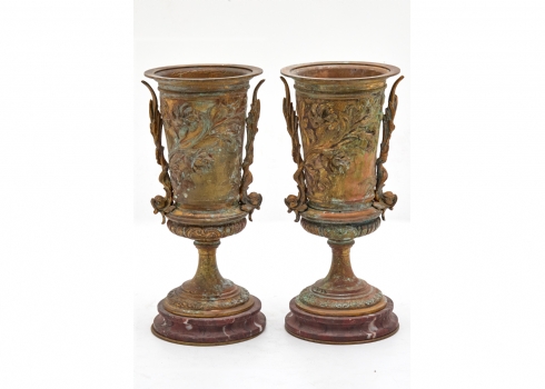 זוג כדים צרפתיים עתיקים עשויים ברונזה ושיש גריוטה אדום (Griotte Marble)