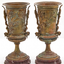 זוג כדים צרפתיים עתיקים עשויים ברונזה ושיש גריוטה אדום (Griotte Marble)