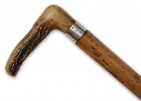 מקל הליכה אנגלי עתיק עשוי עץ, חבק כסף חתום וקרן חיה