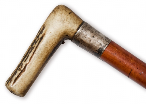 מקל הליכה עתיק מהמאה ה-19, עשוי עץ, חבק כסף הנושא את שם הבעלים ומתוארך לשנת 1896