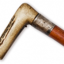 מקל הליכה עתיק מהמאה ה-19, עשוי עץ, חבק כסף הנושא את שם הבעלים ומתוארך לשנת 1896