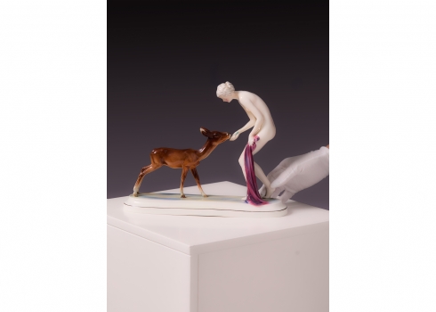 פסלון פורצלן גרמני אר דקו של אישה ואיילה, מתוצרת Hertwig & Co (Katzhutte)