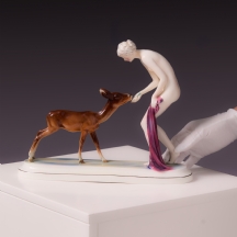 פסלון פורצלן גרמני אר דקו של אישה ואיילה, מתוצרת Hertwig & Co (Katzhutte)