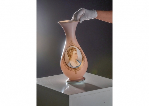 אגרטל זכוכית עתיק, מעוטר ציור יד בדמות אישה ופרחים בשערה על רק בגוון ורוד