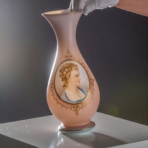 אגרטל זכוכית עתיק, מעוטר ציור יד בדמות אישה ופרחים בשערה על רק בגוון ורוד