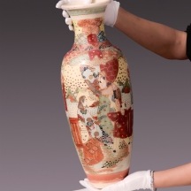 אגרטל סטסומה יפני מהמאה ה-19, תקופת מייג’י, עבודת אמייל וזהב, חתום