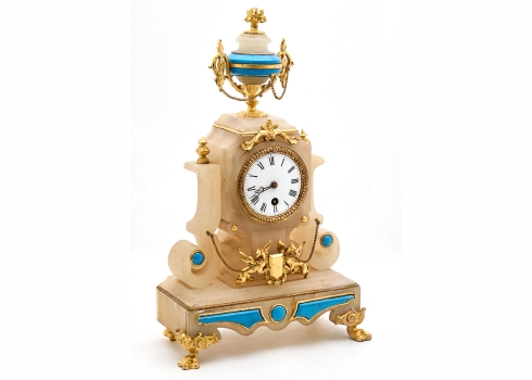 שעון קמין עשוי אלבסטר עם עיטורי מתכת מוזהבים