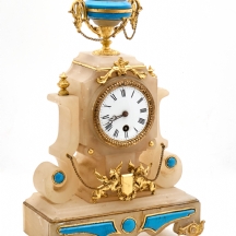 שעון קמין עשוי אלבסטר עם עיטורי מתכת מוזהבים