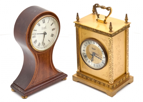 זוג שעוני שולחן בסגנון קלאסי, אחד עשוי מתכת מוזהבת והשני עשוי עץ