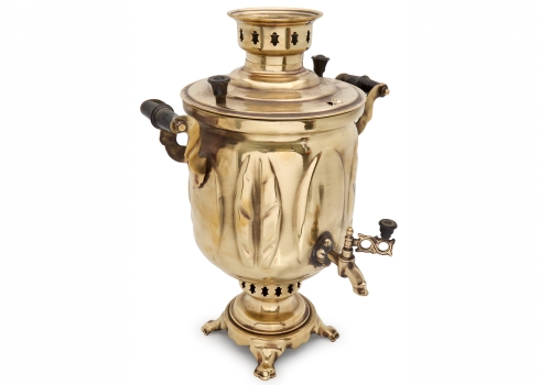 סמובר פחמים ממתכת בעיצוב גלילי (“בנקָה”), עם עיטור עלה מייפל בגוף הכלי