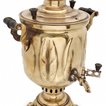 סמובר פחמים ממתכת בעיצוב גלילי (“בנקָה”), עם עיטור עלה מייפל בגוף הכלי