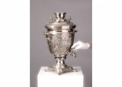 סמובר פחמים גדול עשוי מתכת מעוטר תבליטים, בגזרת רומקה (כוסית), חתום