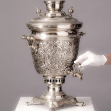 סמובר פחמים גדול עשוי מתכת מעוטר תבליטים, בגזרת רומקה (כוסית), חתום