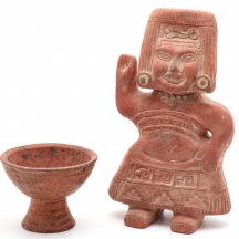 דמות נשית מחימר בסגנון טרקוטה מקסיקנית וכלי נוסף