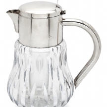 קנקן להגשת שתיה קרה עשוי קריסטל ומתכת מצופה כסף, כולל מבחנה לקוביות קרח