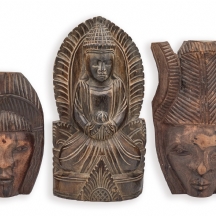 שלושה פריטי עץ מגולפים בעבודת יד, הכוללים שתי מסכות פנים ודמות יושבת