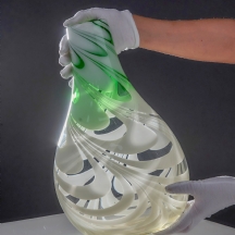 אגרטל זכוכית אמנותית בעבודת יד עם עיטור סחרור בגווני ירוק ולבן