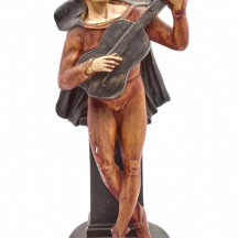 פסל גבס, בדמות מפיסטו מעוטר בצביעת יד, חתום