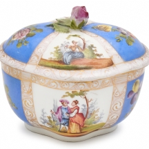 כלי פורצלן גרמני עתיק ומכסה תואם, 1880 בקירוב, מתוצרת קרל טיימה, דרזדן