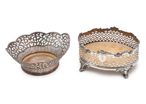 שני כלים עתיקים עשויים פליז או נחושת מצופה כסף לא חתומים, המאה ה-19