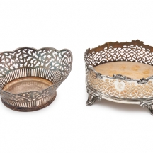 שני כלים עתיקים עשויים פליז או נחושת מצופה כסף לא חתומים, המאה ה-19