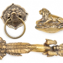 שלושה חפצי נוי עשויים פליז יצוק ומלוטש, ידית לדלת כניסה, נוקש דלת ומשקולת נייר