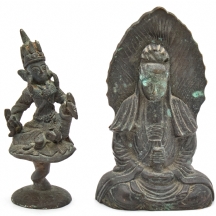 שני חפצי נוי אסייתיים בודהיסטים עשויים מתכת