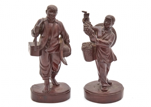 זוג פסלוני עץ יפניים דקורטיביים בדמות נער ונערה כפריים, עבודת גילוף