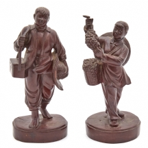 זוג פסלוני עץ יפניים דקורטיביים בדמות נער ונערה כפריים, עבודת גילוף