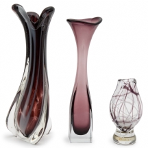 שלושה אגרטלי זכוכית אמנותית מורנו (Murano) בגווני חום-סגול מעושן