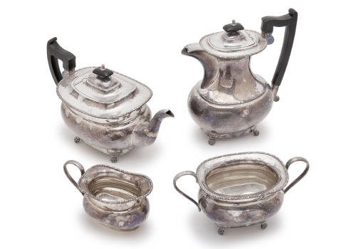 סט אנגלי עתיק להגשת קפה ותה (4 חלקים) עשוי נחושת מצופה כסף עם  ידיות בקליט, חתום
