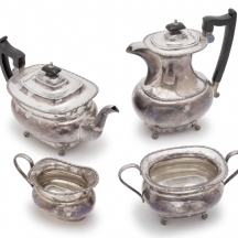 סט אנגלי עתיק להגשת קפה ותה (4 חלקים) עשוי נחושת מצופה כסף עם  ידיות בקליט, חתום