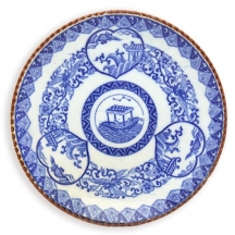 צלחת 'איגהזרה' (Igezara) יפנית עתיקה, עשויה פורצלן מעוטרת בהדפס מועבר בכחול