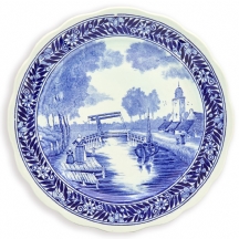 צלחת בלגית תוצרת בוך (BOCH) עשויה חרס ומעוטרת בהדפס כחול בסגנון דלפט, חתומה