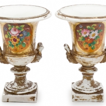 זוג אגרטלי פורצלן צרפתיים, מתוצרת אחד ממפעלי 'Old Paris'