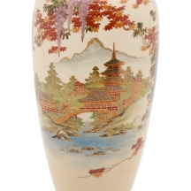 כד קוטאני יפני עתיק, עשוי פורצלן מעוטר ציורי יד באמייל ובזהב, חתום